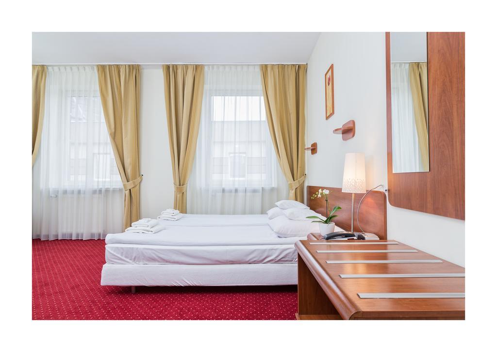 Hotel Colibra Varşovia Cameră foto